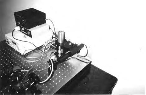 Fabricação de Fibra Óptica Polimérica com Extrusão do PMMA Dopada com Gás de Flúor Figura 5 Bancada óptica NewPort do Laboratório de Comunicações ópticas do