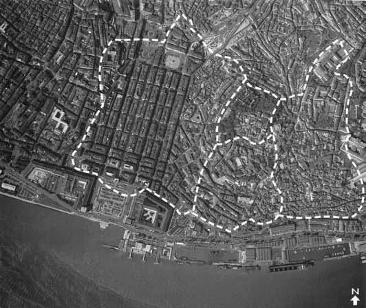 Evolução da paisagem urbana: transformação morfológica dos tecidos históricos Figura16. Lisboa Sistema defensivo medieval na fotografia aérea (Sousa 1993: 328) importante na morfologia da urbe.