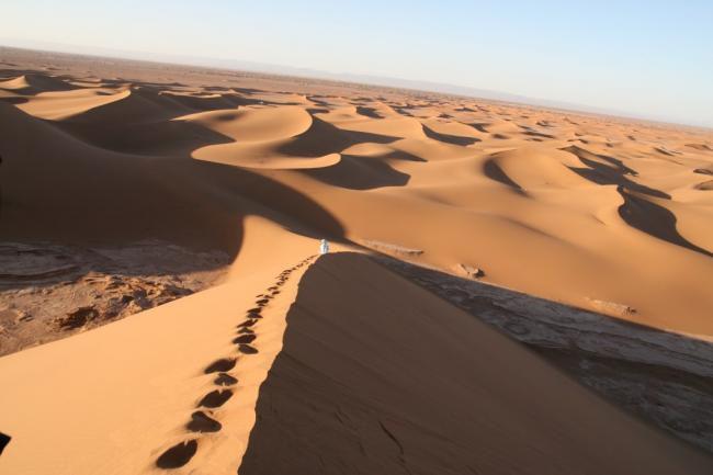 Após a travessia do lago passaremos junto do Erg Chegaga por algumas pistas históricas do Rali Dakar.