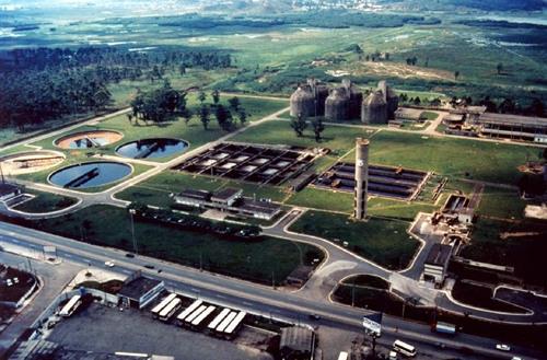 Vista Aérea da Estação de Tratamento de Esgotos de Suzano Sistema de Tratamento de Esgotos Projeto Tietê Sistema Capacidade de Projeto (m 3 /s) Vazão Atual (m 3 /s) ABC 3,0 1,3