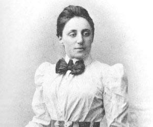 Notas de aula ac tort 1/2015 2 Figura 1: Emmy Noether (1882 1935). (q, q, t) q = 0. Portanto, o lagrangiano não pode depender explicitamente de q, esta coordenada deve ser ignorável ou cíclica.