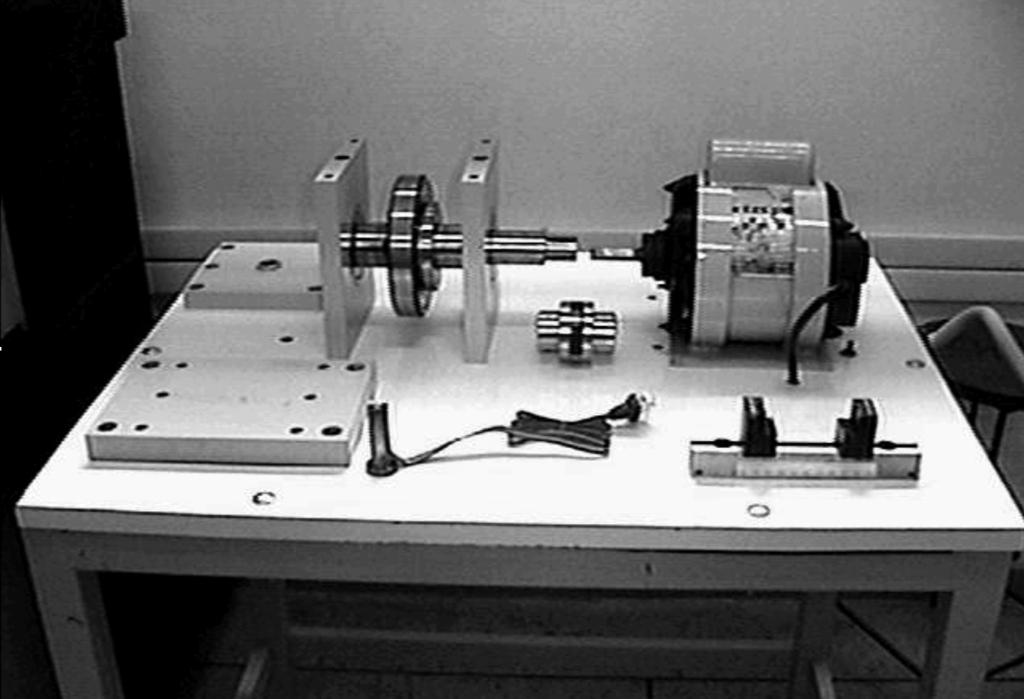 208 Guimarães et al. Materials Research Figura 4. Principais componentes do projeto antes da montagem. Figura 6. Atuador com sistema de cabos para conexão em sistema de aquisição de dados. Figura 5.