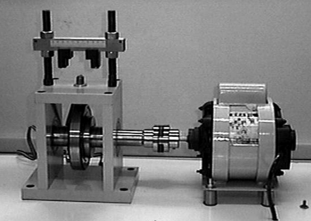 5 mostra o equipamento montado com todos os seus componentes. A aplicação da carga é fixada por um controle de deslocamento, que não se altera durante todo o ensaio.