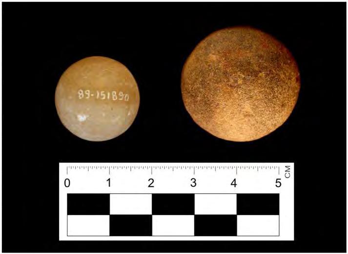 não, um sulco nas laterais. Figura 22: Bolas em quartzito Sítio Baixão da Serra Nova (esquerda) e Canabrava (direita). Fonte: Arquivo Imagético FUMDHAM.