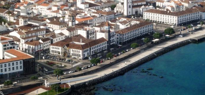 5), onde é possível passear à beira-mar percorrendo a nova Marina de Ponta Delgada, a piscina natural (Anexo C), o complexo de piscinas, a marina Pêro de Teive e o novo Empreendimento Portas do Mar