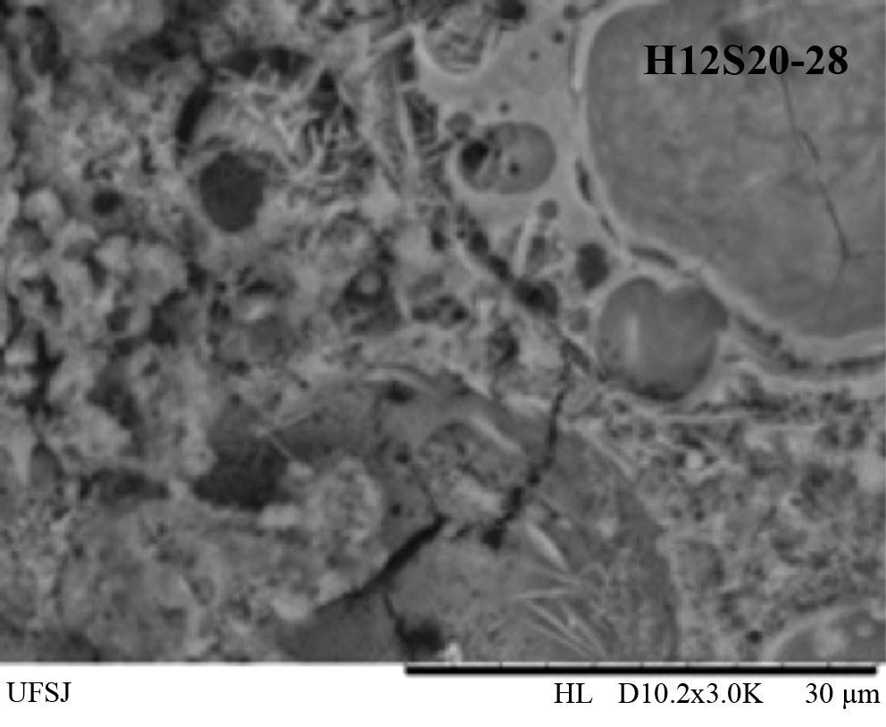 0k 30µm Figura 6: Micrografias obtidas por microscopia eletrônica de varredura dos geopolímeros à base de cinza volante após 28 dias de cura.