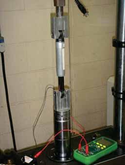 Os testes foram realizados em uma máquina de ensaios MTS TM do Departamento de Engenharia Mecânica da UNICAMP. A Figura 2.12 mostra a foto do experimento. Figura 2.12 Experimento utilizado para a caracterização do amortecedor MR.