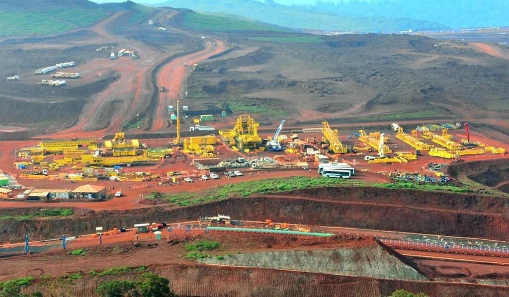 MINERAIS FERROSOS Cerca de 85% dos US$ 894 milhões investidos no segmento de minerais ferrosos no 4T15 referem-se às iniciativas de crescimento no negócio de minério de ferro, especificamente ao