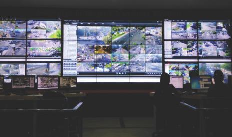 Centro de gerenciamento Compilando todo vídeo crítico de operações diárias, o centro de gerenciamento do escritório central é o centro do sistema CCTV total.
