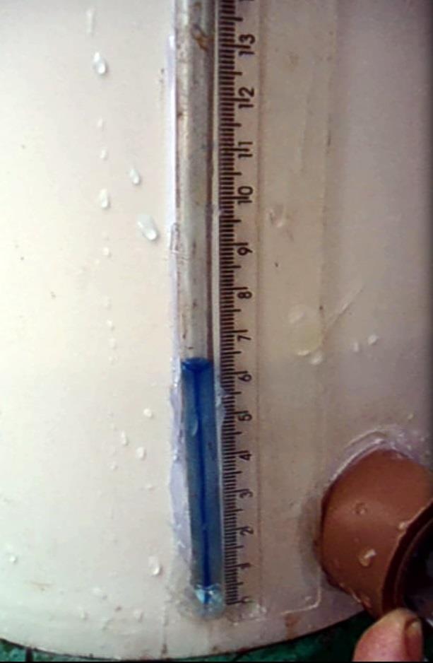 A altura do líquido (água) foi monitorada através de marcações feitas no recipiente e pela filmagem, com isso foi possível retirar a cada segundo a altura da camada de líquido conforme fotografia