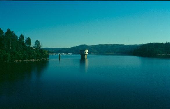 CASTELO DO BODE RESERVOIR WATER INTAKE EPAL - PORTUGUESA DAS ÁGUAS LIVRES, S.A. Walk bridge Water intake tower Reservoir PROJECTO DE INSTALAÇÕES DE TRATAMENTO / PROF.