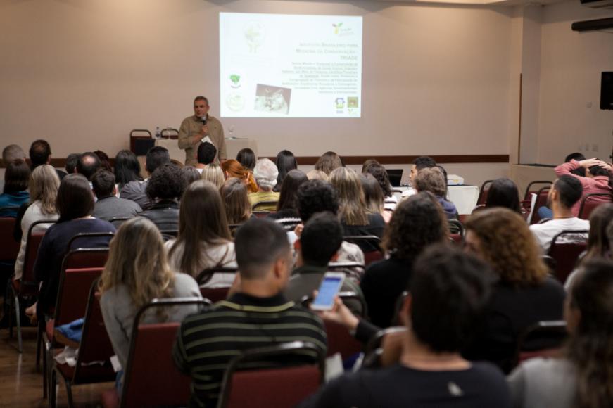 A palestra magna inaugural foi ministrada pelo Médico Veterinário Paulo Rogério Mangini, abordando o tema "Obstáculos atuais à conservação da