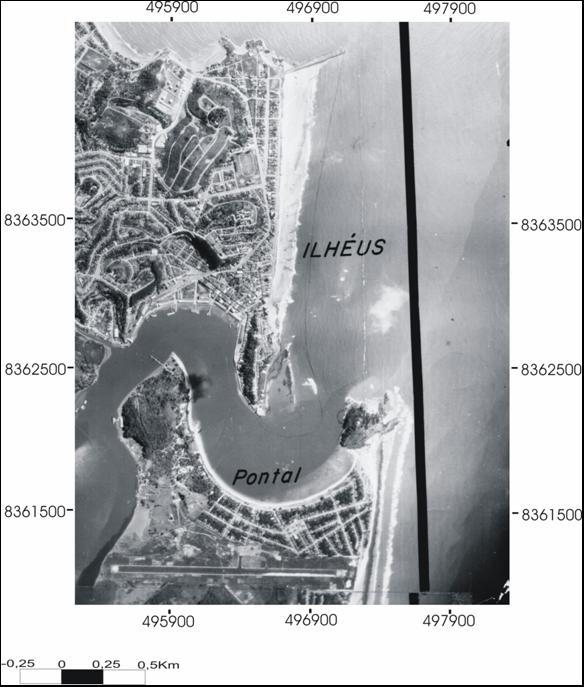 Fonte: (CEPLAC, 1964). Figura 5 - Fotografia aérea de 1964, destacando a construção do Porto do Malhado e o acúmulo de sedimentos na porção emersa da praia da Avenida.