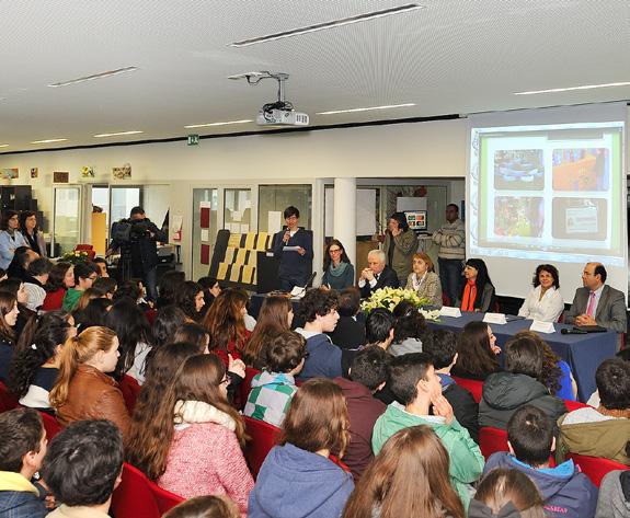 Cerimónia de entrega do prémio à Escola Secundária Filipa de Vilhena Sessão de abertura com a presença dos alunos da escola. Apresentação do projeto vencedor do concurso pelos alunos envolvidos.