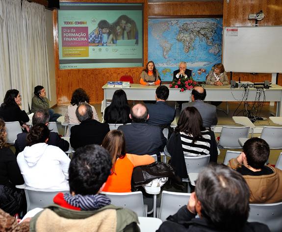 Entrega do prémio aos professores responsáveis pelo projeto vencedor.