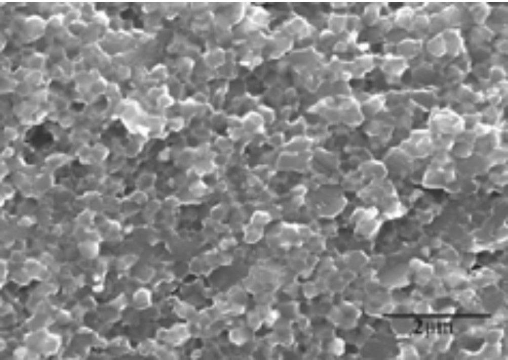 ] Alumina com 5%vol de ZrO 2 Temperatura ( o C) Densidade Aparente (%DT) 1250 85,6 1300 99,5 1350 100 1400 100 Figura 5: Micrografias MEV e MET do pó