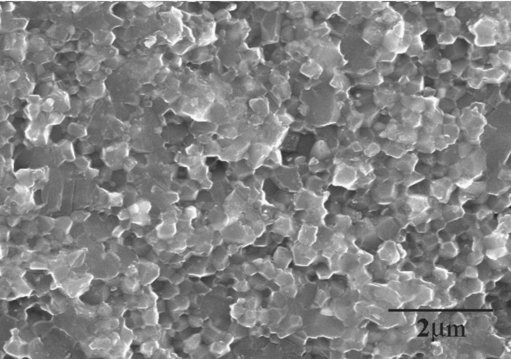 7 e apresenta, respectivamente, as micrografias das amostras de alumina com 5%vol de inclusões nanométricas de zircônia sinterizadas por SPS à 1300 o C e 1400 o C com patamar de 2 min e pressão de 50
