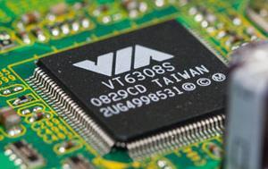 Componente constituído por circuitos integrados Função: Controlar e gerir as ligações entre o processador, a memória e os