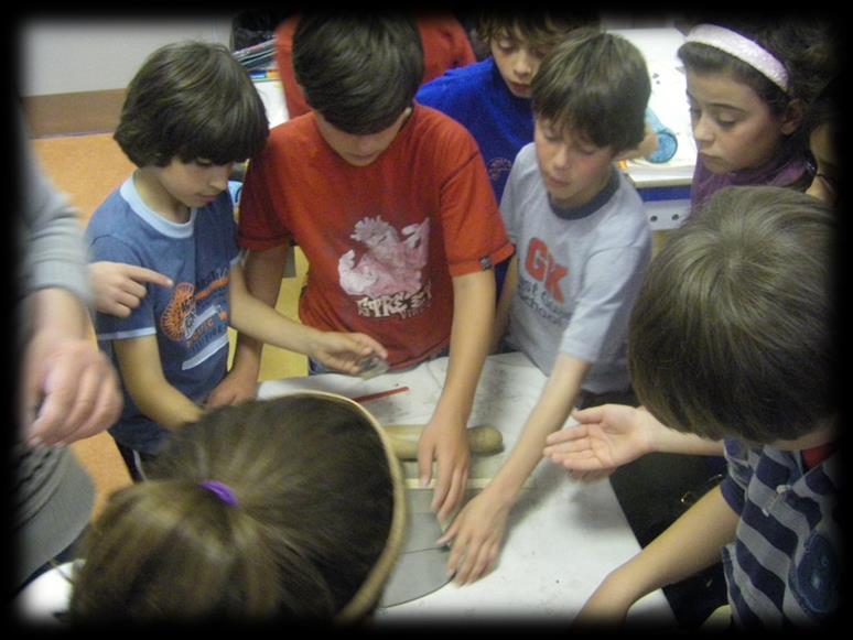 O MUSEU VAI À ESCOLA A ESCOLA VEM AO MUSEU Os técnicos do museu deslocam-se à escola transportando um objeto que integra o acervo do museu.