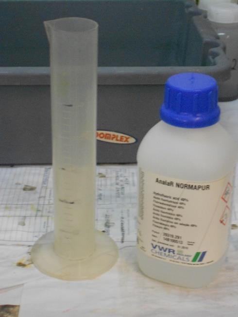 Fig. 3.6 Ácido fluorídrico (48%) utilizado na desmineralização das amostras. Fig. 3.7 Hotte com os frascos com a preparação do material palinológico para posterior decantação.