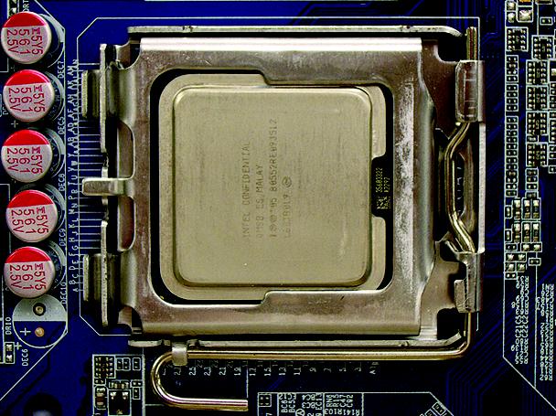 Antes de instalar a CPU e para evitar danificar a mesma, desligue sempre o computador e o