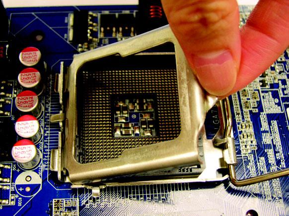 Etapa 3 : Levante a placa de carga metálica existente no socket da CPU.