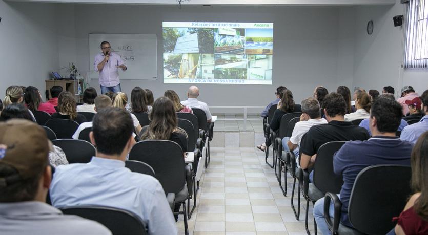 também da comunidade onde está inserida através das ações sociais e ambientais promovidas.