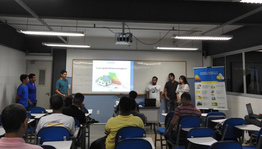 Figura 4 - Alunos do projeto de extensão que ministraram palestras ao 1º período do curso Engenharia Elétrica CESMAC Na última palestra, realizada na escola Santa Catarina localizada em