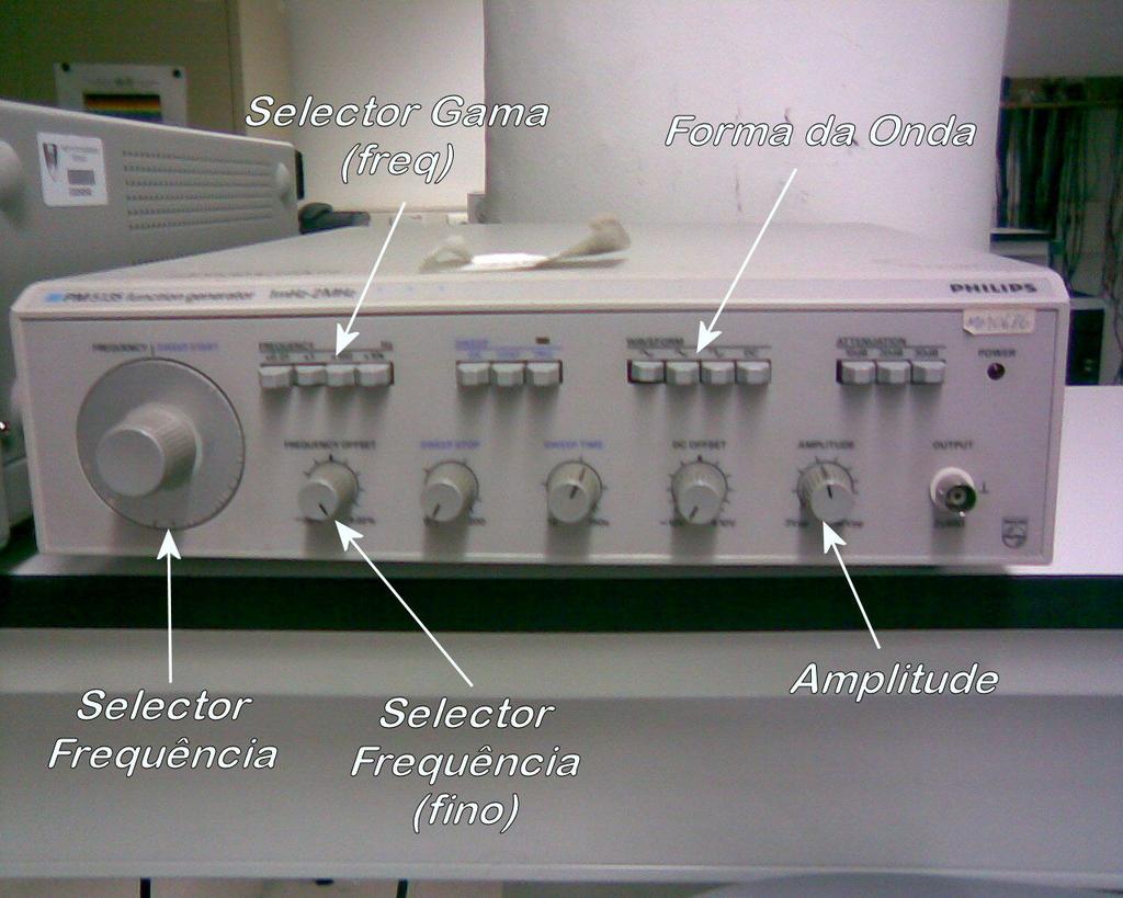 Figura 8 Gerador de sinais (Goldstar) Figura 9 Gerador de sinais (Phillips) Trabalho Experimental Na geração de sinais variantes no tempo, ou seja em que é possível alterar a frequência, tal pode ser