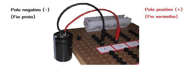 Medida do potencial V AB no resistor R Capacitor eletrolítico Muita ATENÇÃO: O capacitor eletrolítico possui polaridade.