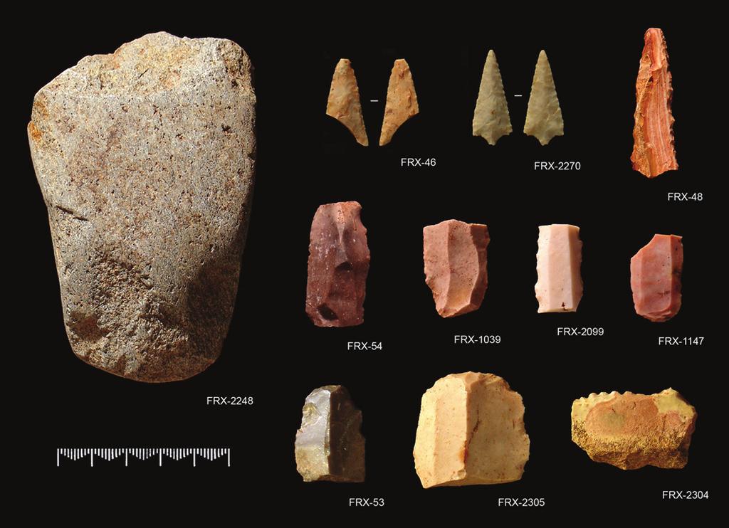 Figura 4 Exemplos do espólio lítico recolhido no sítio pré histórico do Freixo: machado de anfibolito (FRX 2248); pontas de seta de sílex (FRX 46 e 2270); furador sobre lâmina de sílex (FRX 48);