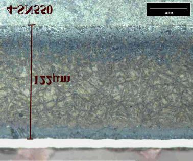 44 Figura 4.9 Camada nitretada referente à amostra 4 envelhecida e nitretada a 550 C. Ataque químico: Marble. Figura 4.10 Camada nitretada referente à amostra 4 envelhecida e nitretada a 550 C.