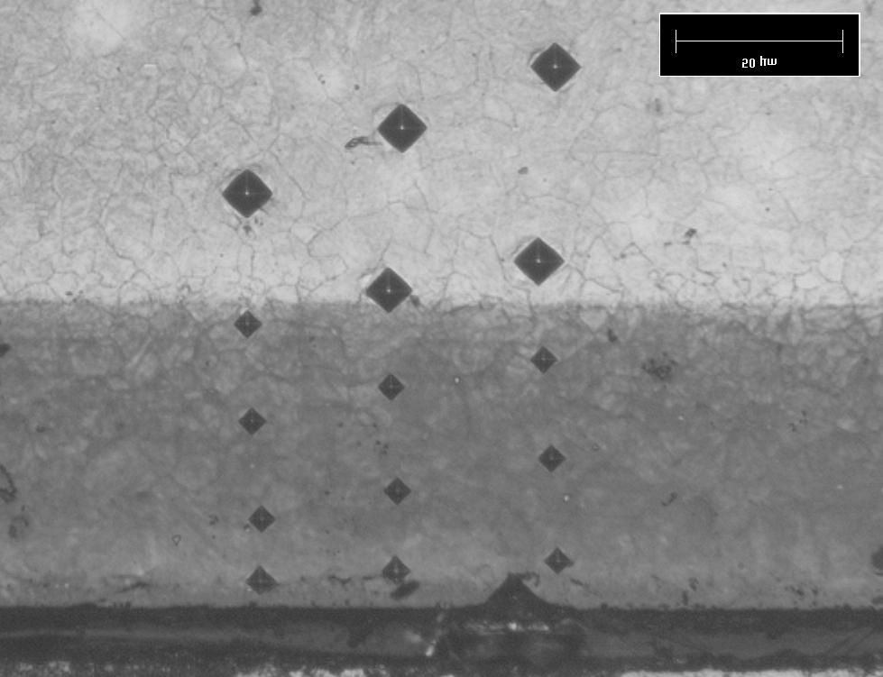 46 4.2.2 Perfis de Microdureza A Figura 4.12, obtida no microscópio óptico, mostra as indentações para levantamento dos perfis de microdureza Vickers com carga de 50 gf.