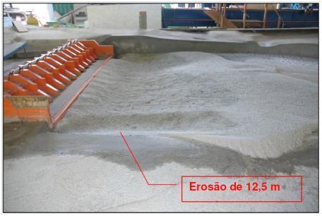 FIGURA 18 UHE Estreito Erosão nas extremidades a jusante do dissipador Q=23.