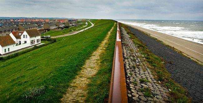 1. Diques urbanos Os diques são estruturas semelhantes a barragens, mas, diferentemente destas que são concebidas transversalmente ao fluxo para armazenar grandes volumes d água, os diques são