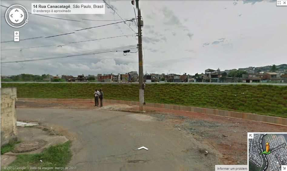 Ilustração 08 - Imagem do dique com a vista do interior do Bairro. Fonte: Google Street View, acessado em 25/10/2013.