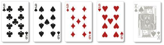 Os naipes diferentes não têm valores diferentes nas mãos de poker, portanto um Straight Flush de copas não ganhar de um Straight Flush de paus.