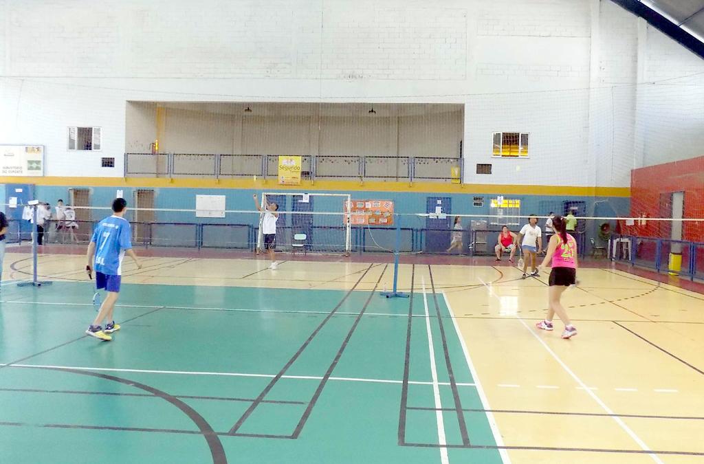 2 DIÁRIO DO VALE Badminton estreia em grande estilo e com 72 competidores Modalidade olímpica é levada a sério na rede municipal de ensino de Volta Redonda Mateus Gusmão Pódio: Modalidade pode