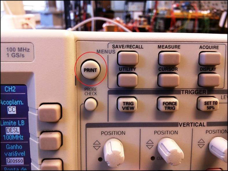 Após selecionada a forma de onda pretendida e os respetivos parâmetros visualidados no ecrã do osciloscópio; deve selecionar o botão Print e os dados serão enviados pela