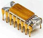 começou a produção dos primeiros circuitos integrados, com a junção de vários transistores em um só componente, colocando um circuito relativamente grande dentro de uma só pastilha de silício.