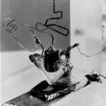 TRANSISTOR - 1947 O primeiro transistor (transfer + resistor) foi criado em 1947 na Universidade de Standford nos EUA, por John Bardeen, William Shockley e Walter Brattain, mas seu uso comercial só