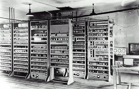 Gradativamente as válvulas passaram a ser substituídas por transistores, fazendo com que a maioria dos equipamentos eletrônicos, e leia-se aí os computadores, passassem a ocupar um menor espaço