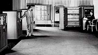 UNIVAC - 1952 John Mauchly e Presper Eckert abriram uma firma na Filadéfia e criaram o UNIVAC - Universal Automatic Computer, ou seja, "Computador Automático Universal", o qual era destinado ao uso