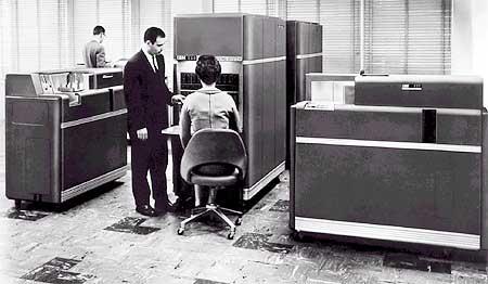 IBM 650-1954 O computador IBM 650 foi disponibilizado publicamente nos USA pela IBM em Dezembro de 1954. Media 1,5 m X 0,9 m X 1,8 m e tinha uma massa de 892 Kg.