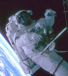 O governo Americano investiu bilhões de dólares em pesquisas, para que os americanos fossem os primeiros a chegarem ao espaço.