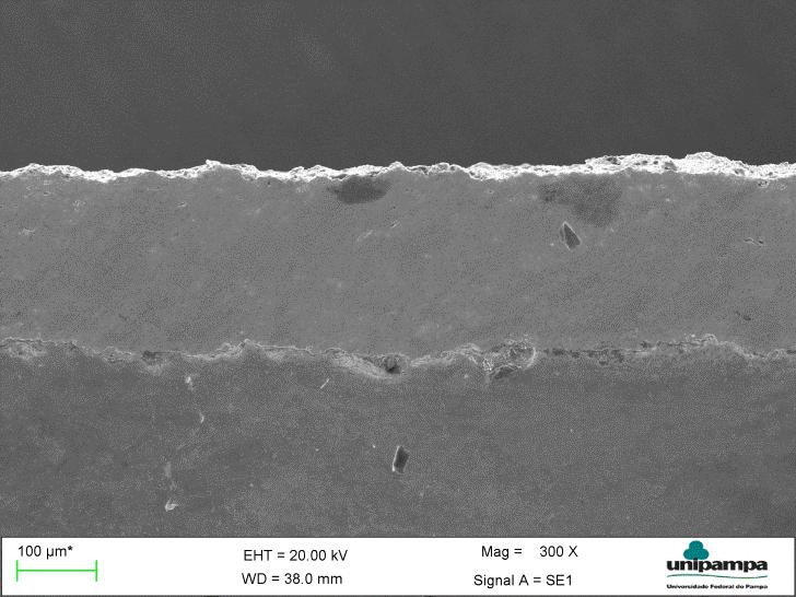 48 A Figura 48 apresenta a análise do revestimento com tratamento de laser de CO2 Pulsado, com diferentes ampliações para analisar o revestimento e a interface.