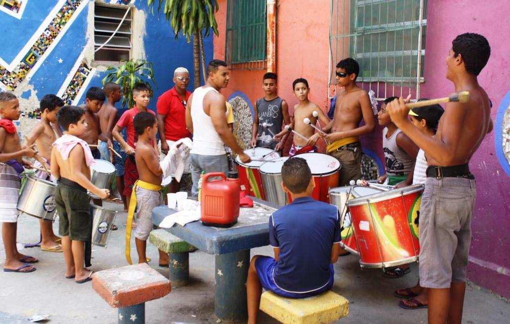 Apresentação da cadência de oito tempos; Ênfase na apresentação dos instrumentos percussivos - para uso de samba e de percussão geral.