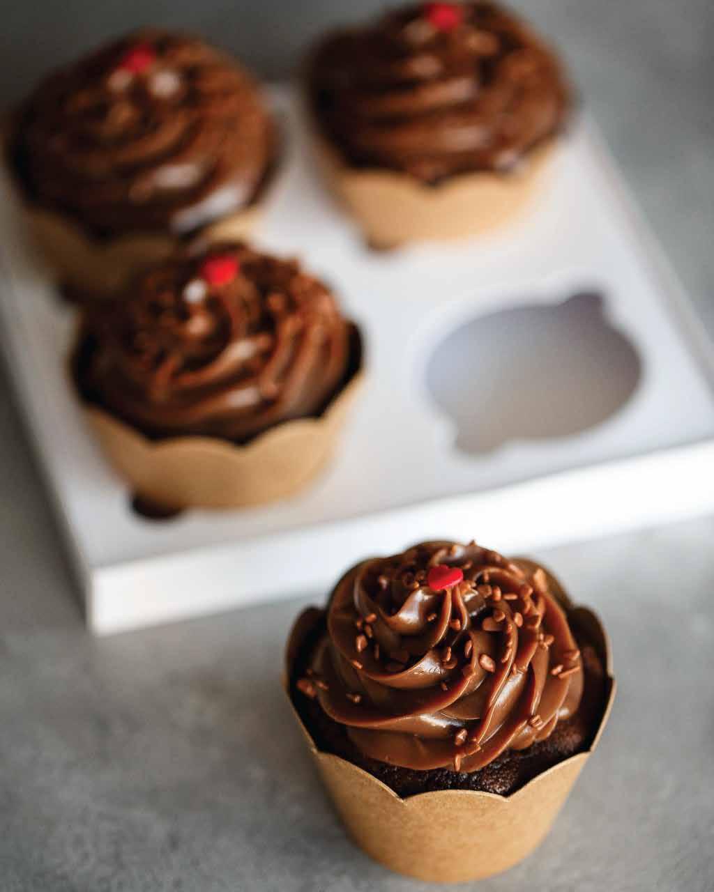 MINI CUPCAKES CUPCAKES SABORES CHUrROS MASSA AMENTEIGADA COM CANELA, RECHEIO E COBERTURA DE DOCE DE LEITE.