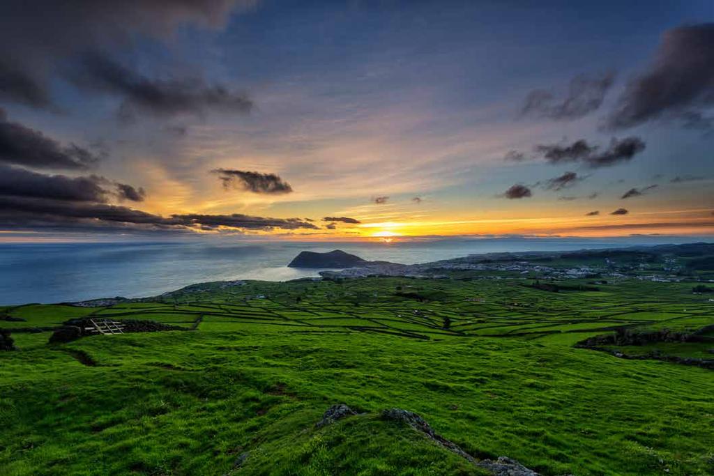 1- Nove ilhas de Natureza Exuberante Os Açores são caracterizados por