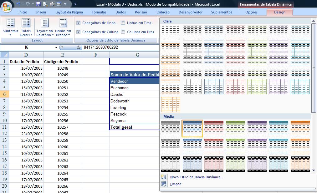 Personalização de tabela dinâmica O recurso de tabela dinâmica do Excel apresenta vários formatos prontos para relatórios, todos reunidos na